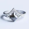 diamante con forma de cometa conjunto de anillos de compromiso