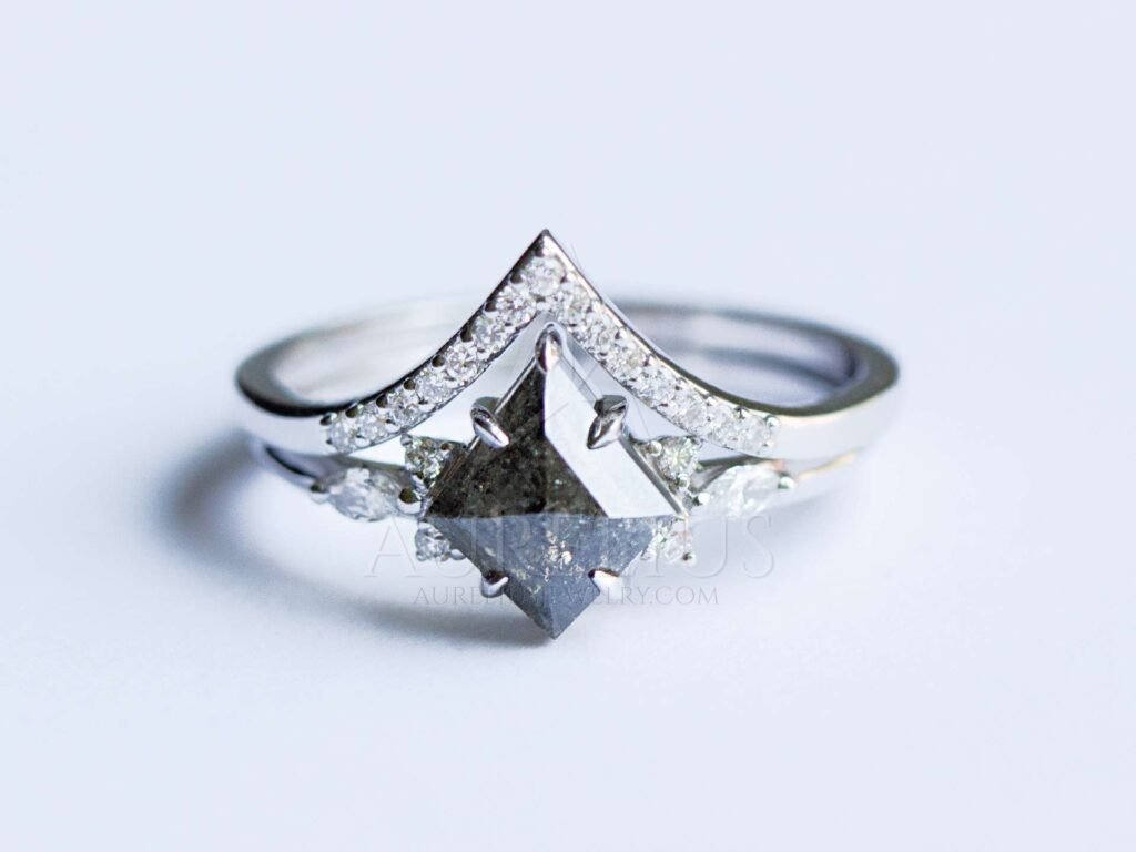 diamante con forma de cometa conjunto de anillos de compromiso