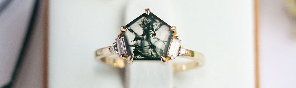 mechový achátový kámen použitý na prstenu