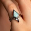 Labradorit Ring Schwarzer Diamant Eheringband am Finger