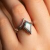 labradorita anillo con diamante pave de boda banda en el dedo