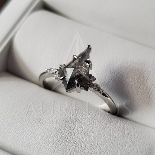 Länglicher Kite Salt and Pepper Diamant-Verlobungsring mit Marquise Seitendiamanten photo review