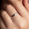 leštěné svatební prsten na ruce