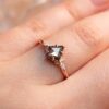marquise diamant prsten na prstu