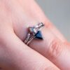 marquise diamante zafiro conjunto de anillos de compromiso en la mano
