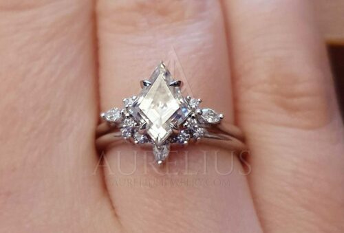opinión de un cliente sobre un conjunto de anillos de compromiso de diamantes en forma de cometa que compró