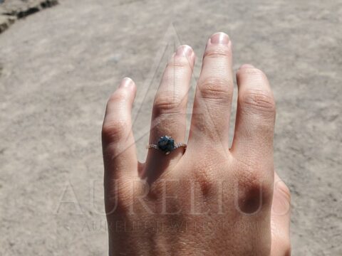 na pláži zákaznická fotografie zásnubního prstenu mechového achátu
