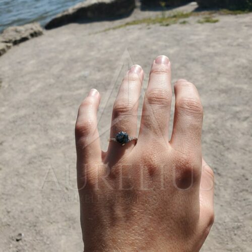 na pláži zákaznická fotografie zásnubního prstenu mechového achátu