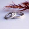 muž žena svatební prsteny tloukl