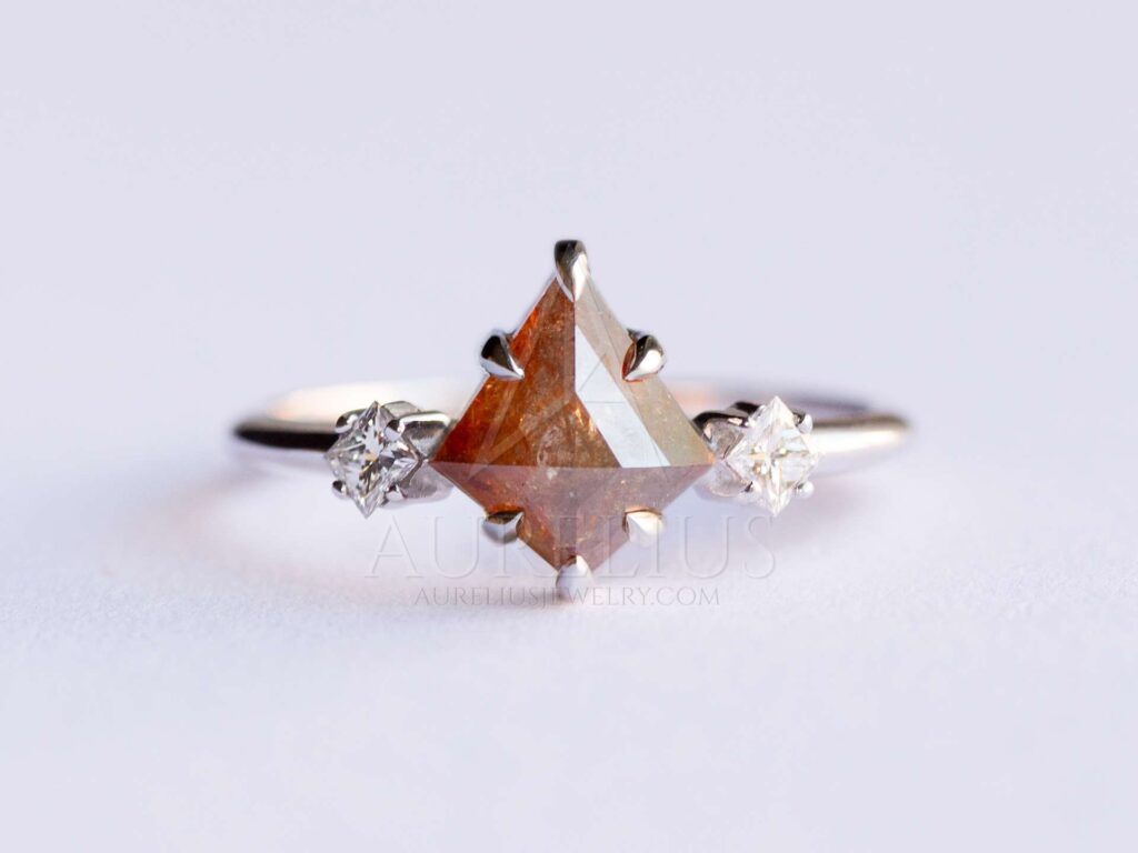 naranja diamante con forma de anillo de compromiso con forma de cometa