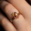 naranja zafiro nupcial conjunto de anillos en el dedo
