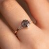 negro turmalinado cuarzo anillo con diamantes en el dedo