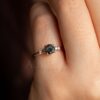 ombre anillo de diamantes de compromiso en la mano