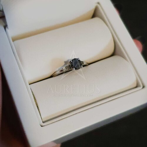 anabel compró un anillo de compromiso de diamante negro ombre y le encantó