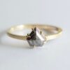 oro amarillo anillo con forma de escudo de diamantes