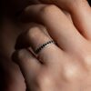 oro blanco diamante negro anillo en la mano