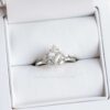 oro blanco moissanita conjunto de anillos en joyas caja