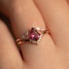 oro rosa cometa turmalina conjunto de anillos en el dedo