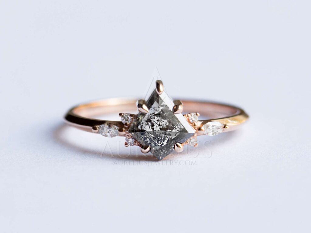 oro rosa diamante con forma de anillo con forma de cometa