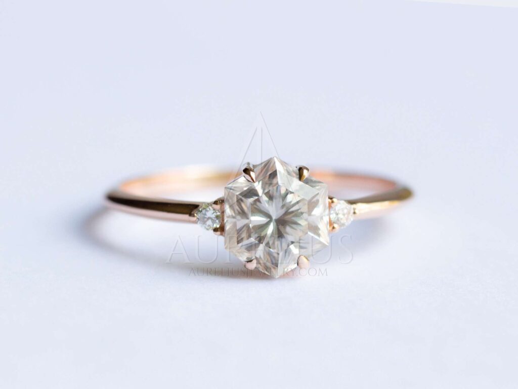 oro rosa hexágono moissanita anillo de diamantes