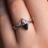 otevřeno diamant svatební prsten sada na prstu