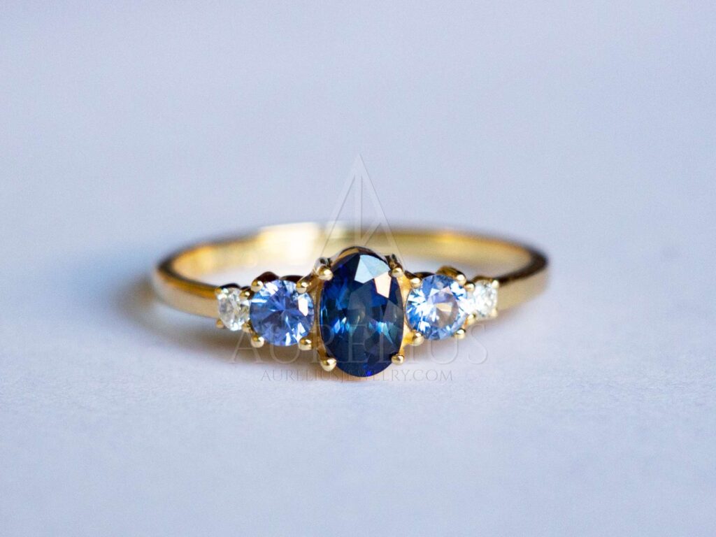 oval azul zafiro anillo de compromiso