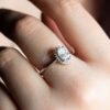 oval moissanita diamante aureola anillo en el dedo