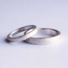 páry svatební pásky prsteny horizontálně tloukl