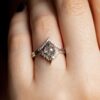 pave anillo de diamantes de boda cheurón en el dedo
