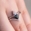 pave anillo de diamantes de boda conjunto en el dedo
