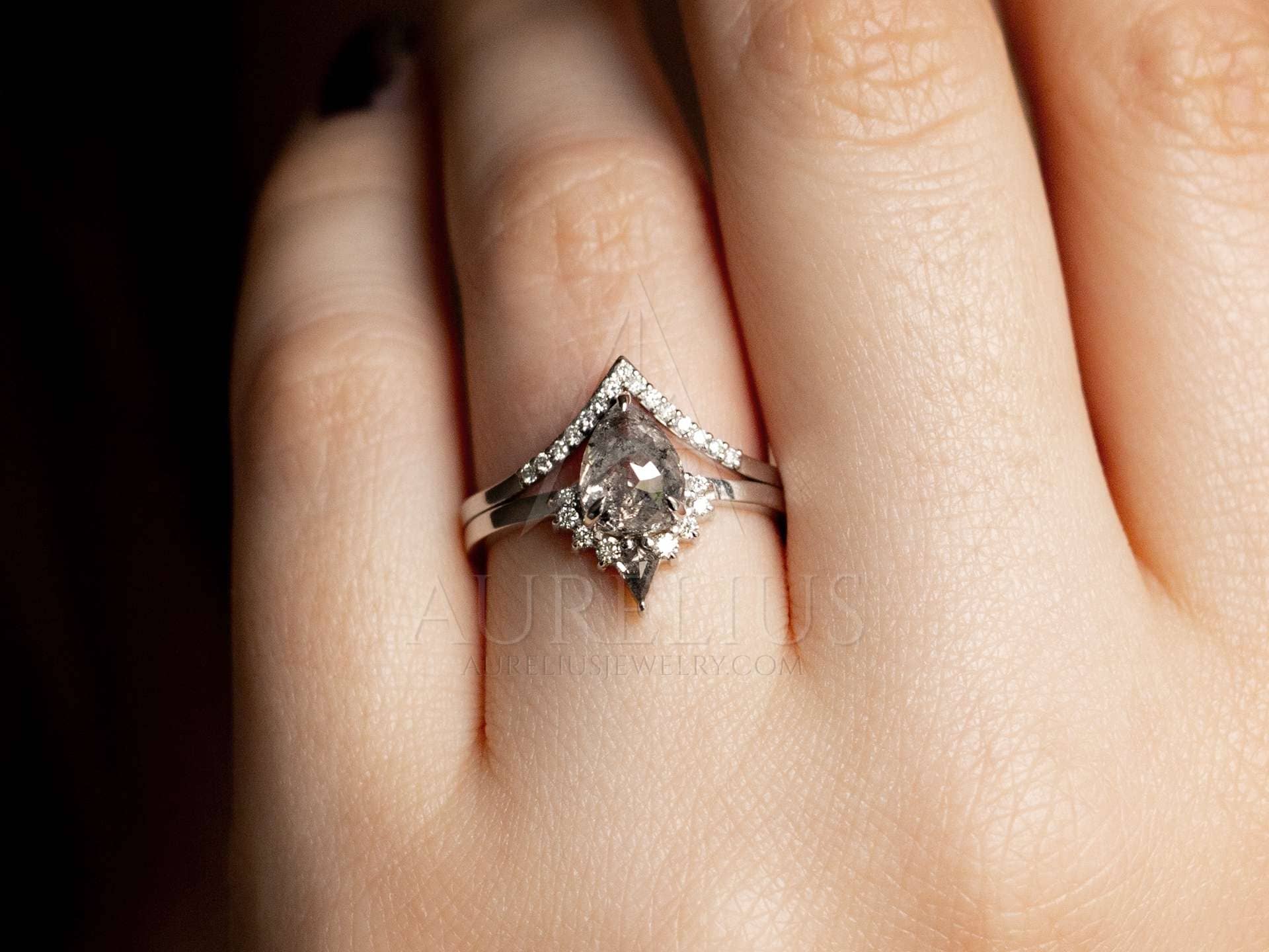 pave diamant krokev svatební prsten na prstu