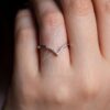 pave diamant svatební prsten na prstu
