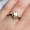 hruškový diamant svatební prsten na prstu