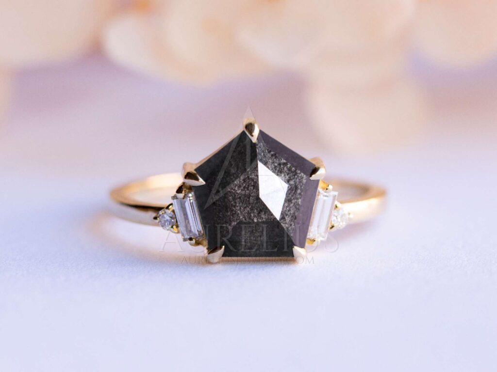 Pentagon sůl a pepř diamant zásnubní prsten