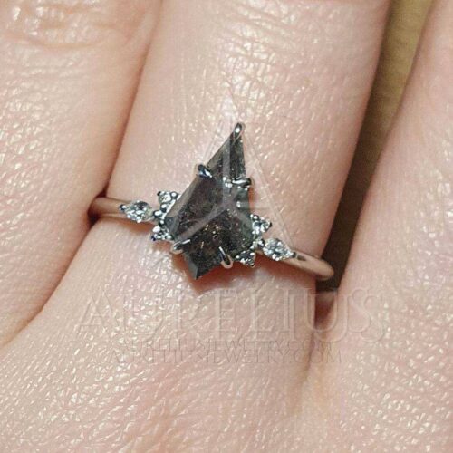 Bague de mariage à Diamants Sel et Poivre en forme de cerf-volant allongé et alliance à pavage de Diamants photo review