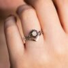 platino anillo de boda conjunto en el dedo
