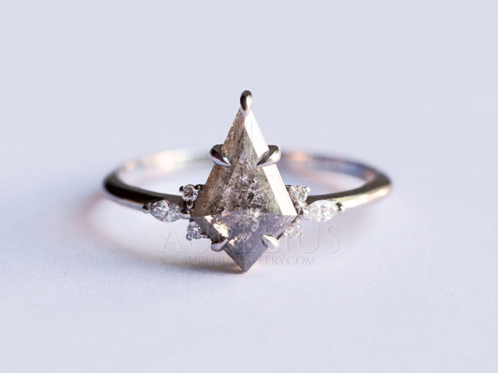 platino diamante con forma de anillo con forma de cometa