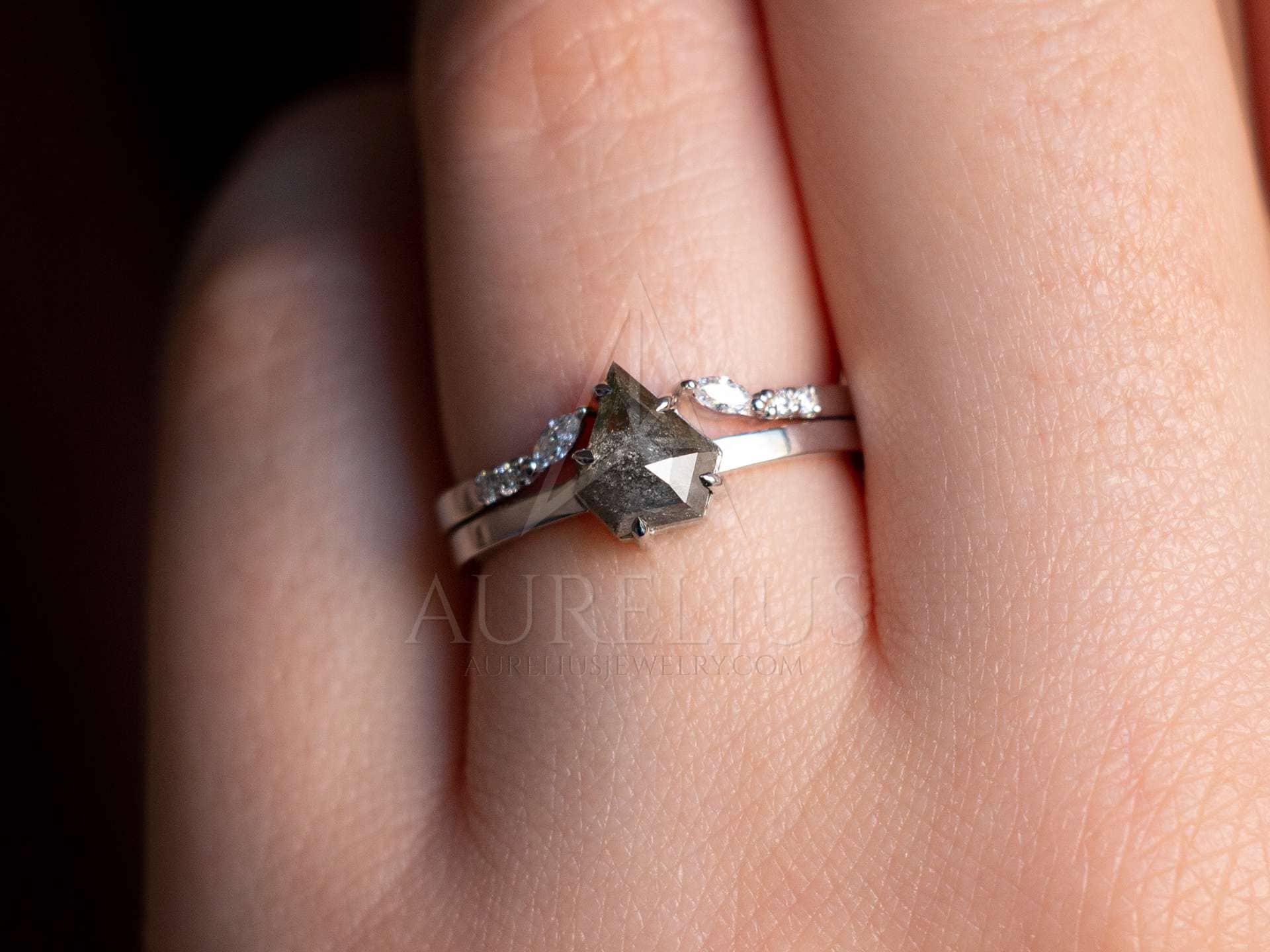 platino escudo diamante conjunto de anillos en la mano