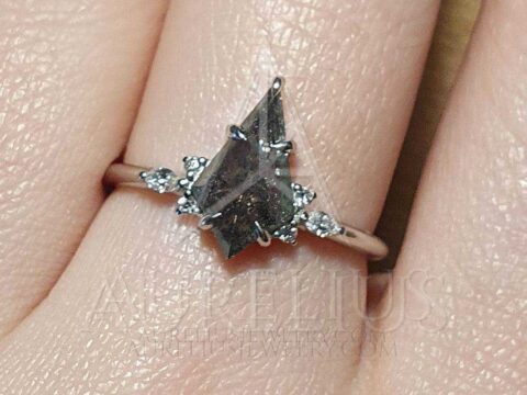 Sada snubních prstenů s podlouhlým Salt and Pepper diamantem s diamantovým snubním pave prstenem
