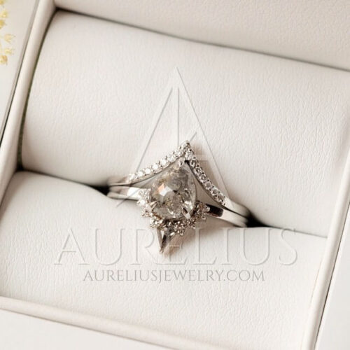 Bague de fiançailles en Diamant poire et cerf-volant Sel et Poivre avec alliance pavée de Diamants photo review