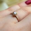 prastsrý diamant prsten na prstu