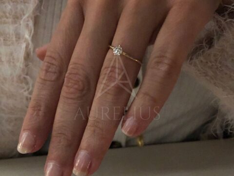 zákazník si koupil tento jednoduchý minimalistický diamantový prsten
