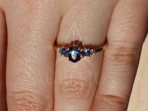 zákazník John si koupil zásnubní prsten s modrým safírem