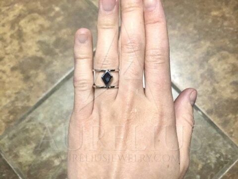 anillo de compromiso con dos bandas comprado por un cliente en aurelius jewelry