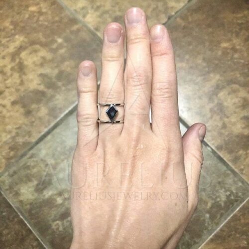 anillo de compromiso con dos bandas comprado por un cliente en aurelius jewelry