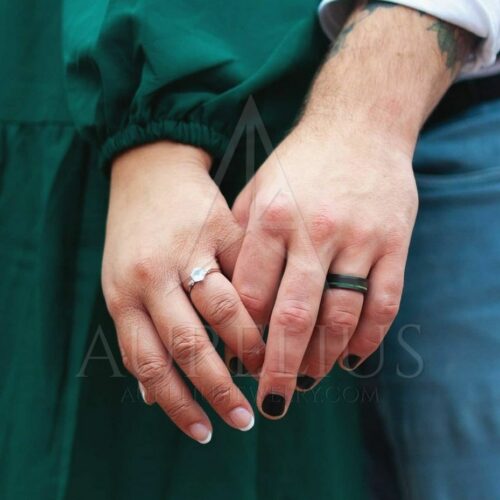 mi anillo de bodas con piedra lunar, tomados de la mano con mi ahora esposo