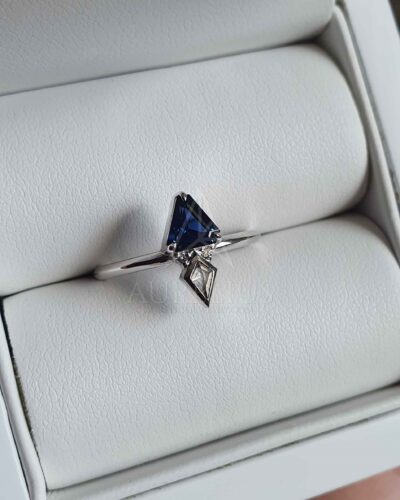 anillo geométrico con zafiro y diamante revisión por cliente confirmado