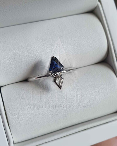 Anillo de Compromiso de Zafiro Azul Triangular photo review