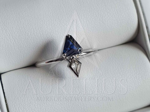 Bague de fiançailles géométrique avec Saphir bleu en triangle