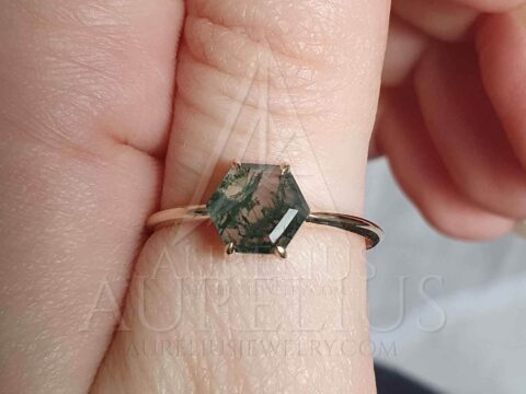 Bague solitaire en Agate Mousse hexagonale sertie horizontalement